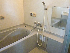 大山崎町のお風呂浴室リフォーム。リフォーム前の浴室です。とてもキレイにお使いでしたが、18年経っているのでカビが取れなかったり塗装がめくれたりしていて、交換の時期かなと感じられます。