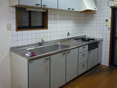大山崎町のキッチン浴室水廻りリフォーム。リフォーム前のキッチンです。18年お使いですが、ガスコンロだけは一度交換されたそう。